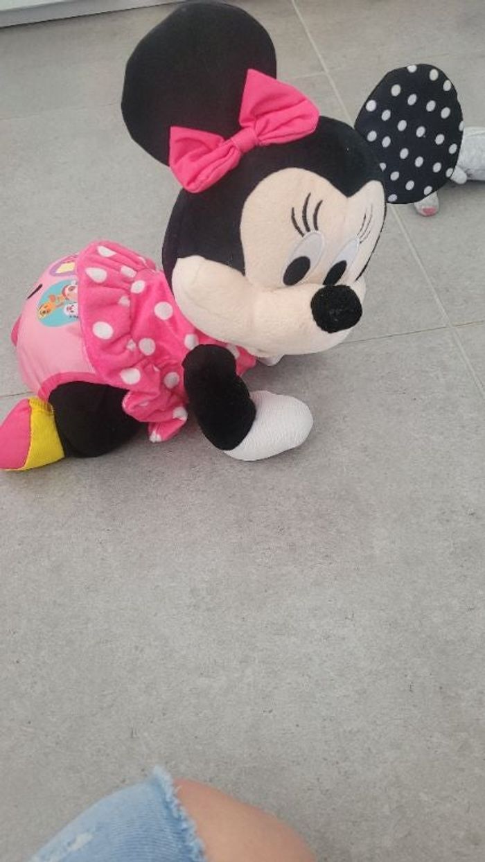 Minnie fait du quatre pattes