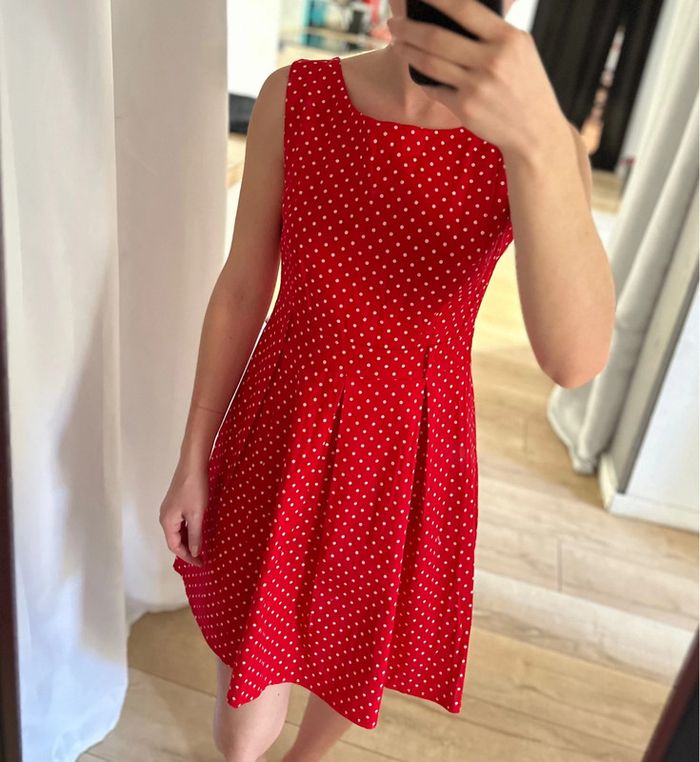 Robe courte rouge à pois