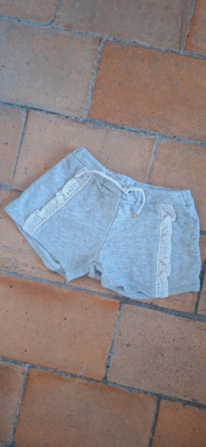 Short gris avec dentelle – Chloé marque de créateur  – Taille 3 ans - photo numéro 2