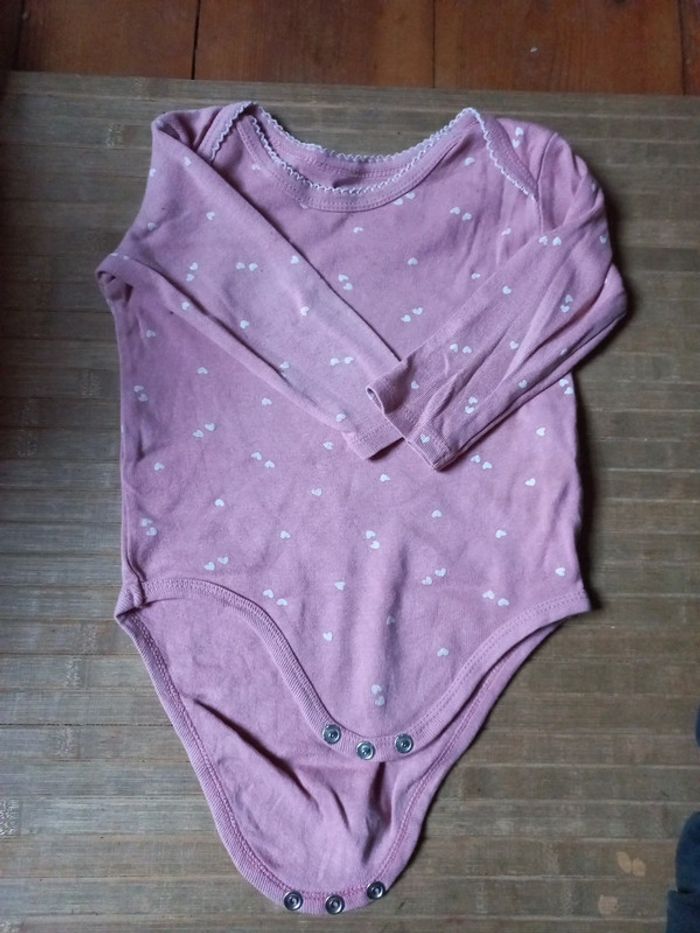 Body rose a cœur 9 à 12 mois