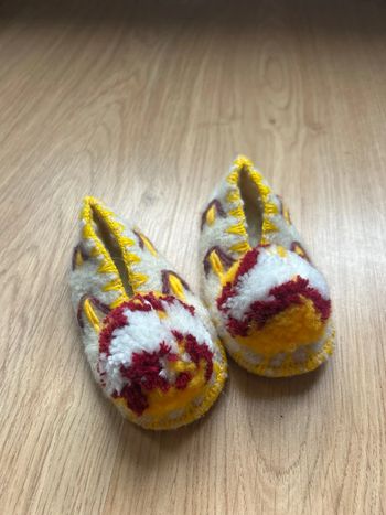 Chaussons grecs en laine taille 20 neufs