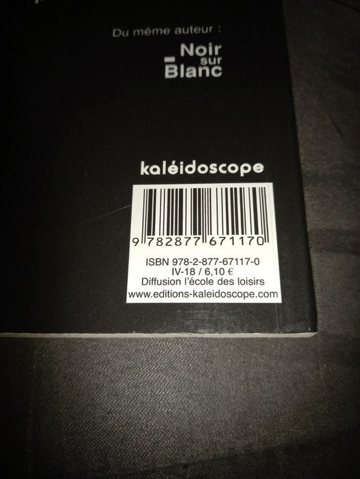 Livre blanc sur noir - photo numéro 3