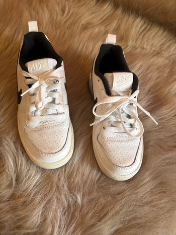 Sneackers Nike blanche et noir taille 35,5