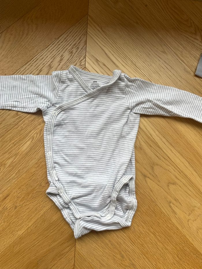 Lot 5 bodies ouverture devant 6-9 mois - photo numéro 8