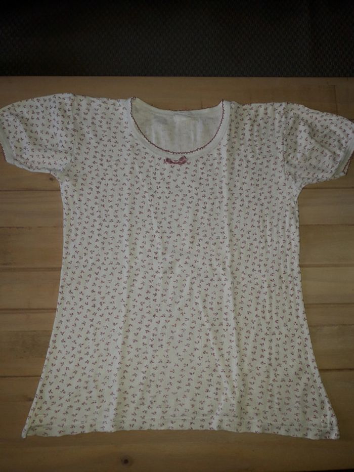 T-shirt sous-vêtement blanc et fleurs rose 8/10 ans