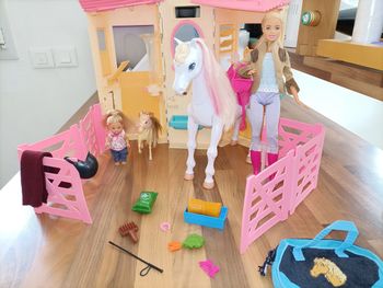 Écurie barbie avec 2 poupées, 2 chevaux et accessoires 