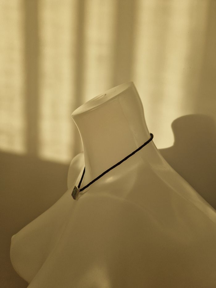 Collier fleur bleu dans un carré argenté - photo numéro 5