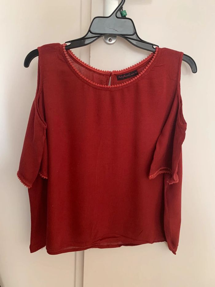 Jolie blouse Bordeaux avec manche retombante sur les épaules