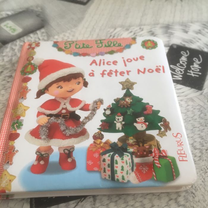 Petite fille Alice joue à fêter Noël