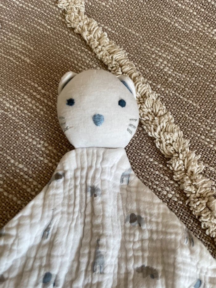Peluche doudou plat 28cm gaz de coton obaibi chat blanc et bleu très bon état - photo numéro 2