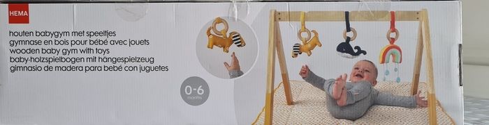 Tapis Gymnase en bois pour bébé avec jouets HEMA.