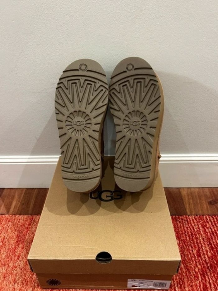 Bottes de neige courtes à talons hauts UGG, pointure 38 - photo numéro 6