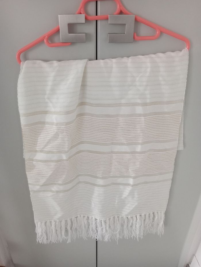 Écharpe avec fin fil doré