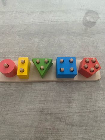 Jeu en bois pour apprendre les forme