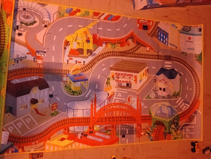 Tapis de jeu Sol avec 100 voitures ville/pays en excellent état marque playtive - photo numéro 19