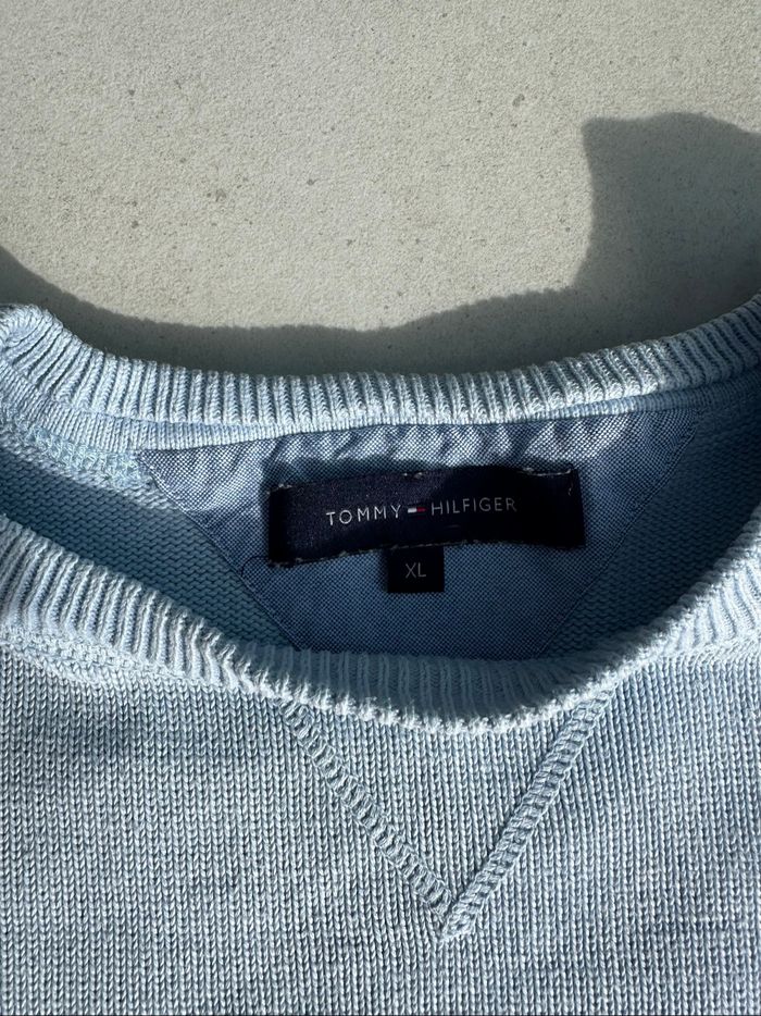 Pull Tommy Hilfiger bleu clair col rond taille XL 👕 - photo numéro 2