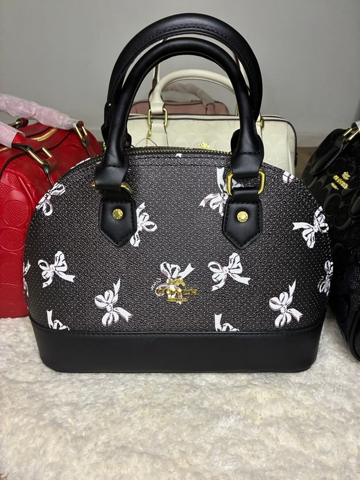 Sac à main Coach noir imprimé nœuds – Élégance chic & féminine