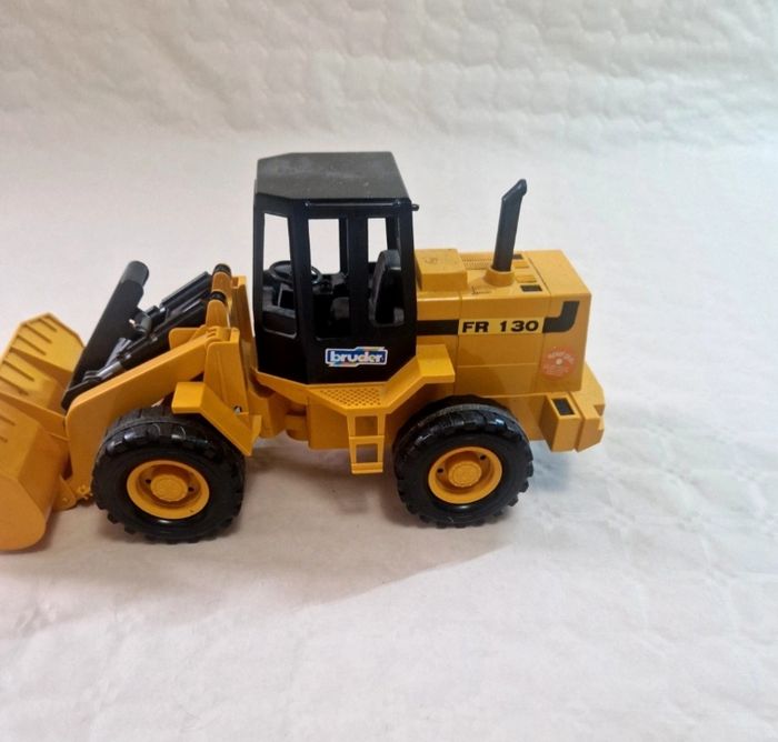 Chargeur sur pneus Bruder Fiat-Hitachi FR 130 Engin de chantier - photo numéro 2