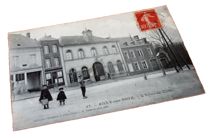 Carte postale ancienne Ailly-sur-Noye (Somme) L' Hôtel de Ville - photo numéro 5