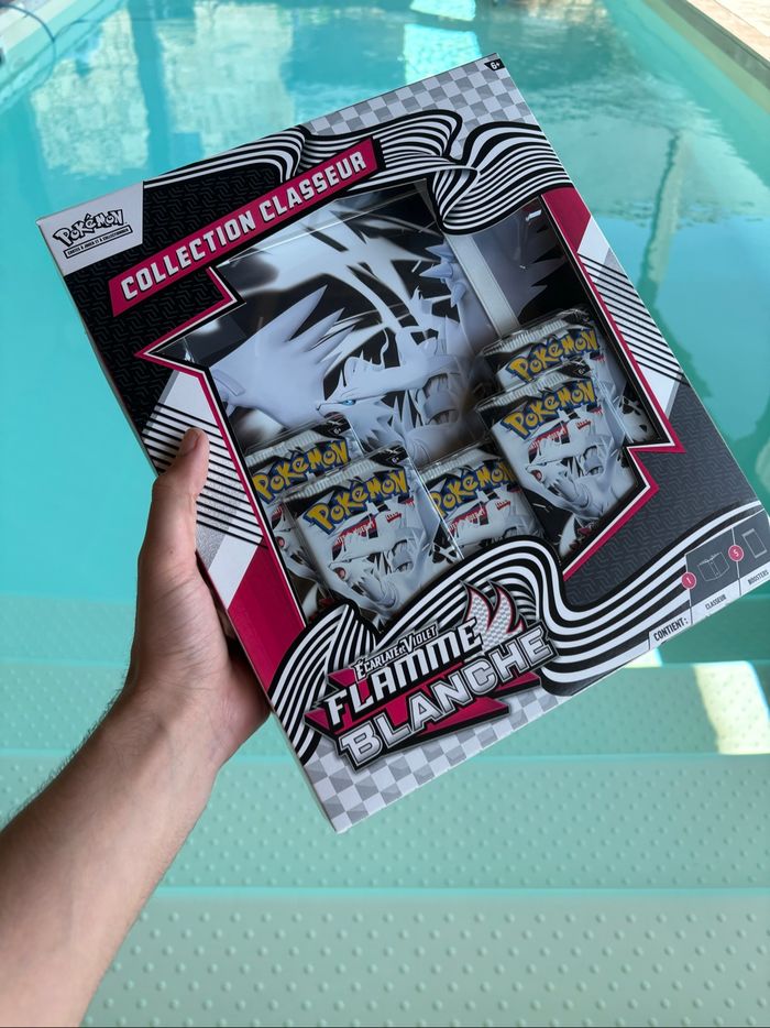 📦 Coffret Pokémon Écarlate & Violet – Flamme Blanche (Collection Classeur) 🐉🔥