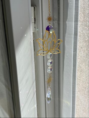 Attrape-soleil lotus doré – Éclat & Harmonie