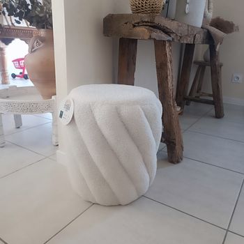 Pouf décoratif effet laine bouclée design torsadé
