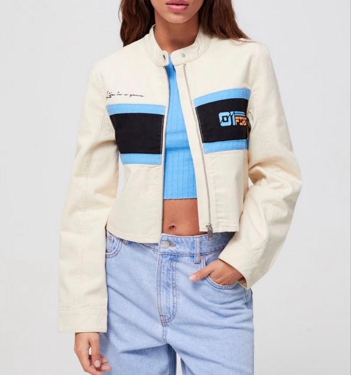 Veste en jean courte zippée dans une couleur crème & bleu - 01 FIRST