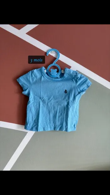 • T-shirt.