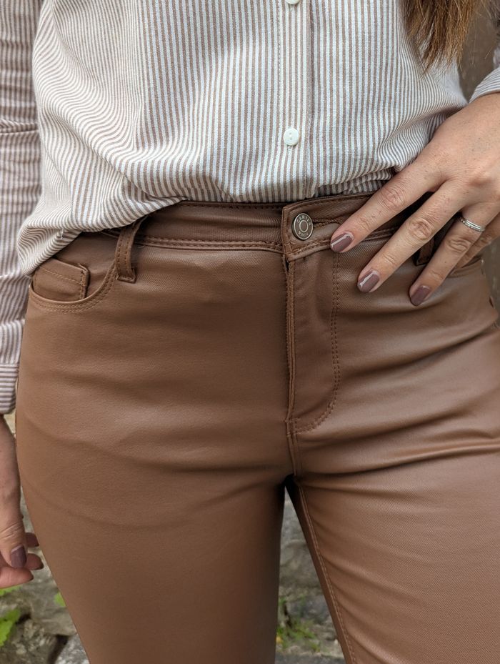 Pantalon huilé Séville marron simili cuir
Taille 34 - photo numéro 4