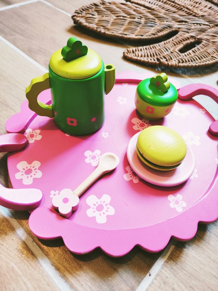 🎂Dinette théière avec gâteaux d'anniversaire et macarons sur plateau en bois marque Djeco - photo numéro 2
