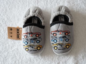 Chaussons velours gris fantaisies neufs pour enfants Pointure : 27