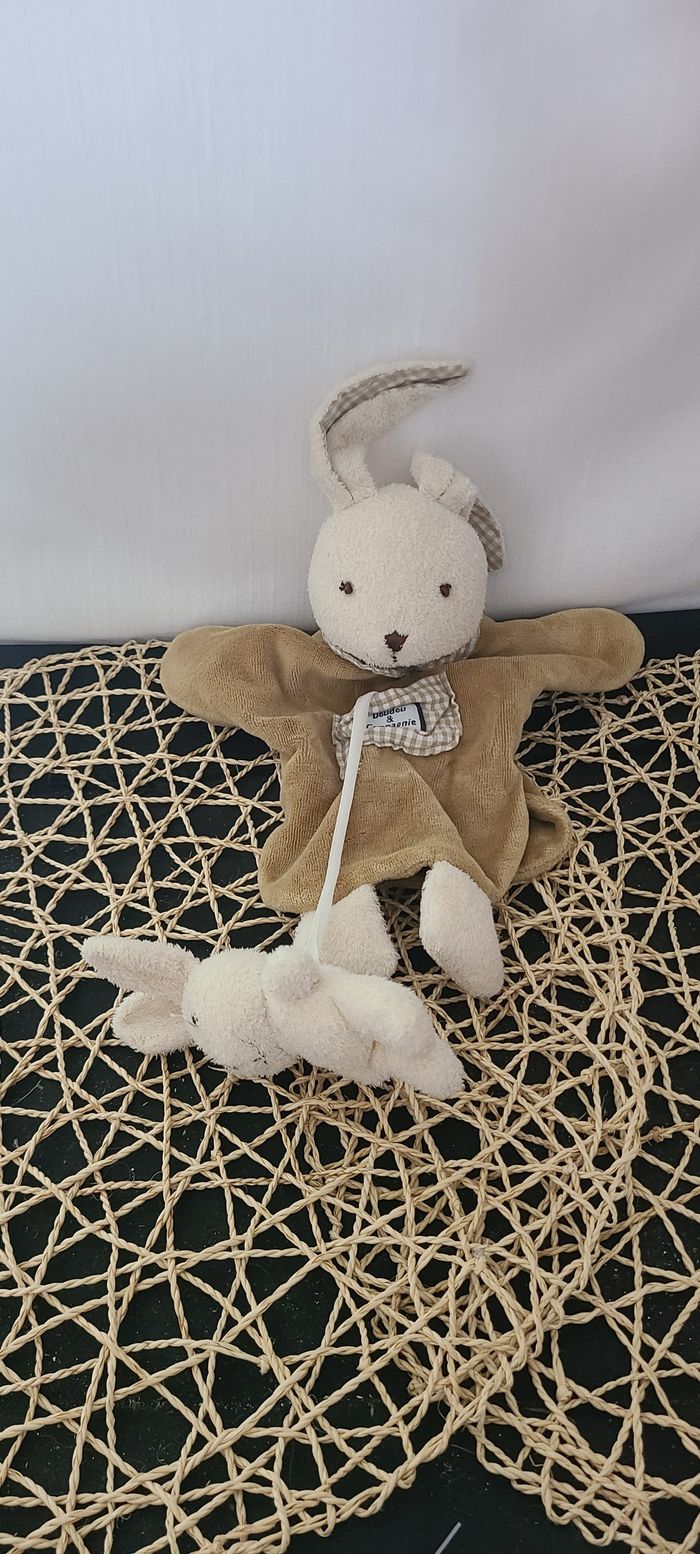 Doudou plat marionnette lapin beige avec bébé DOUDOU ET COMPAGNIE - photo numéro 2