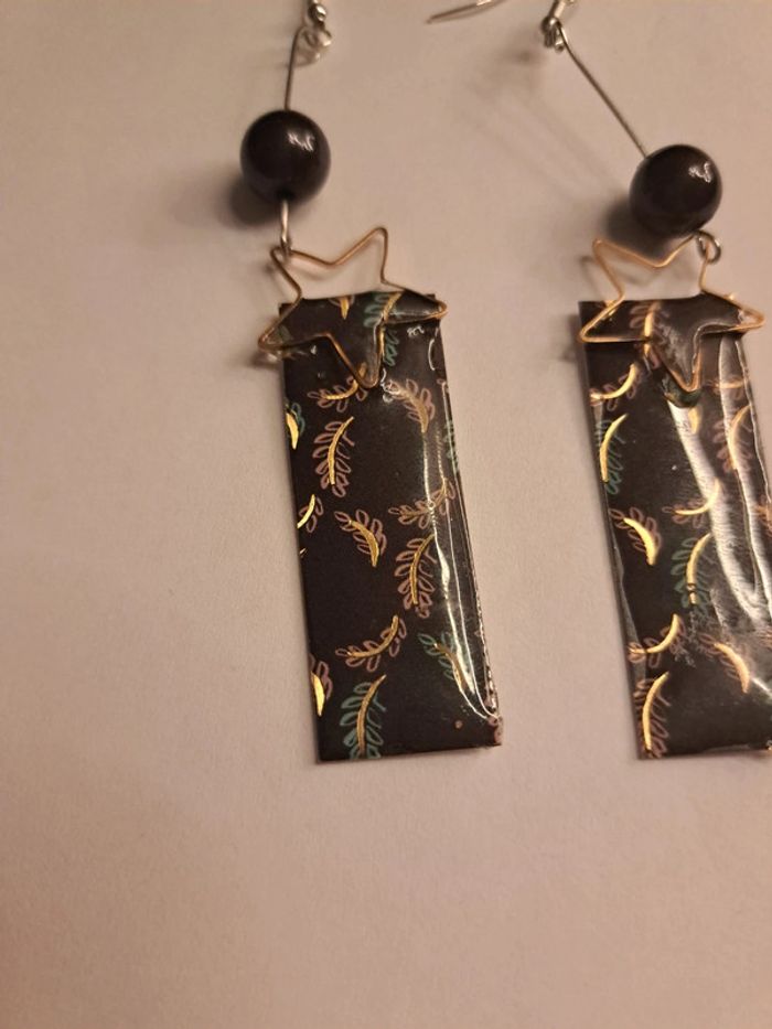 Boucles d'oreilles pendante en résine noir et doré - photo numéro 6