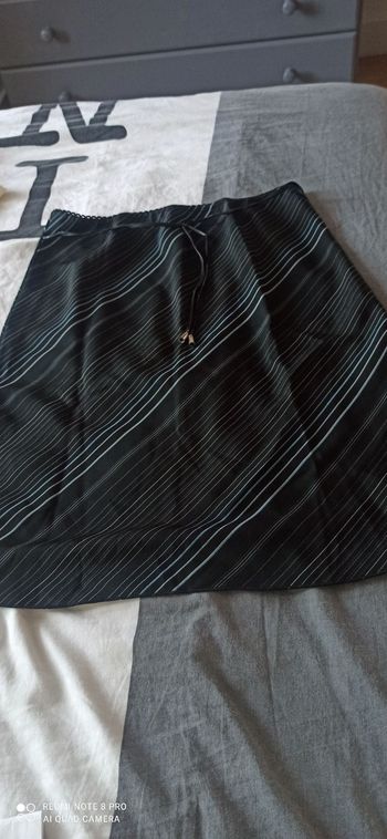 Jupe noire t. 40  bodyguard