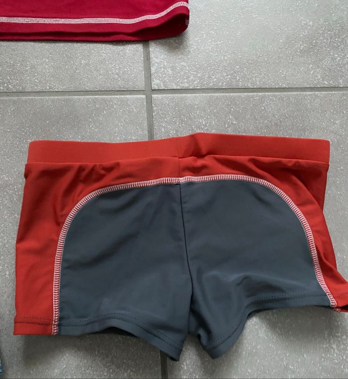 Lot bain 10 ans: maillot, short, t-shirt anti uv - photo numéro 6