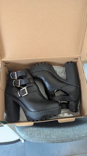 Boots bottines talons sangles cheville ouverte André