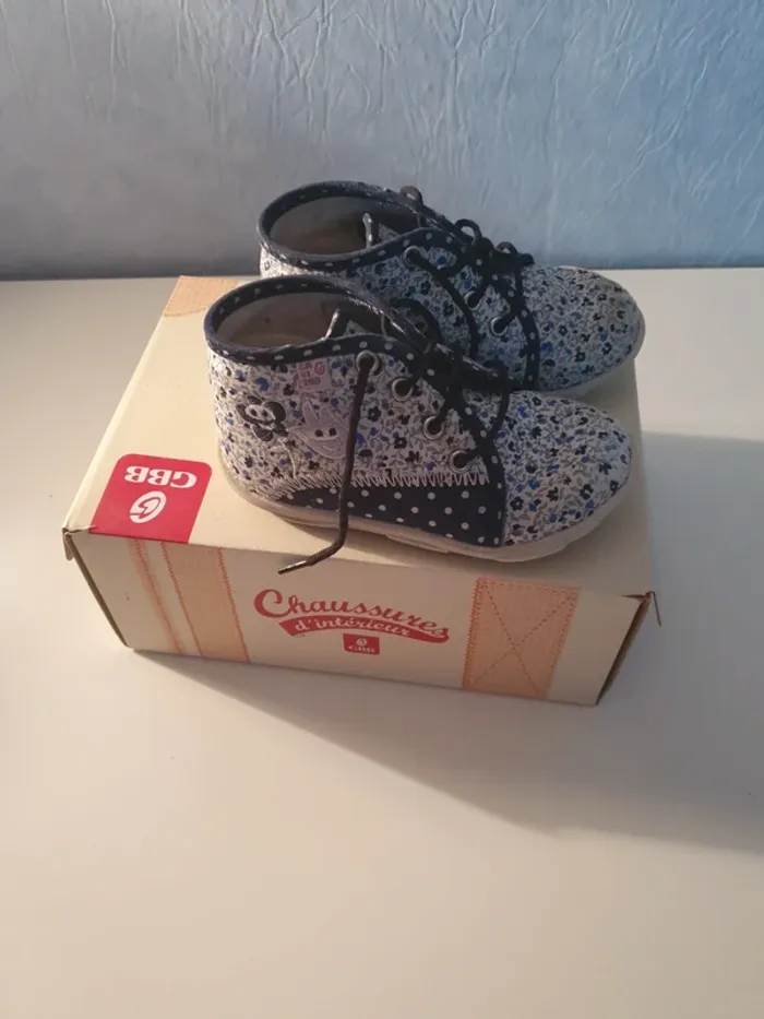Chaussons fille GBB pointure 23
