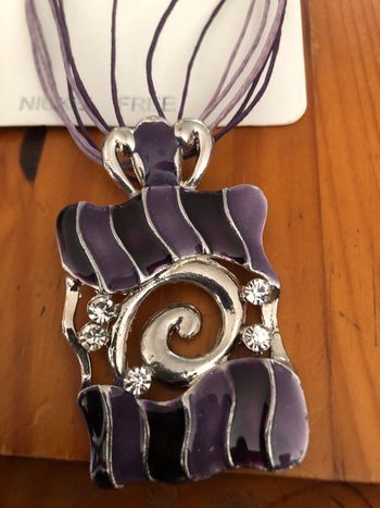 Parure collier et boucles d'oreilles mauves jamais portées