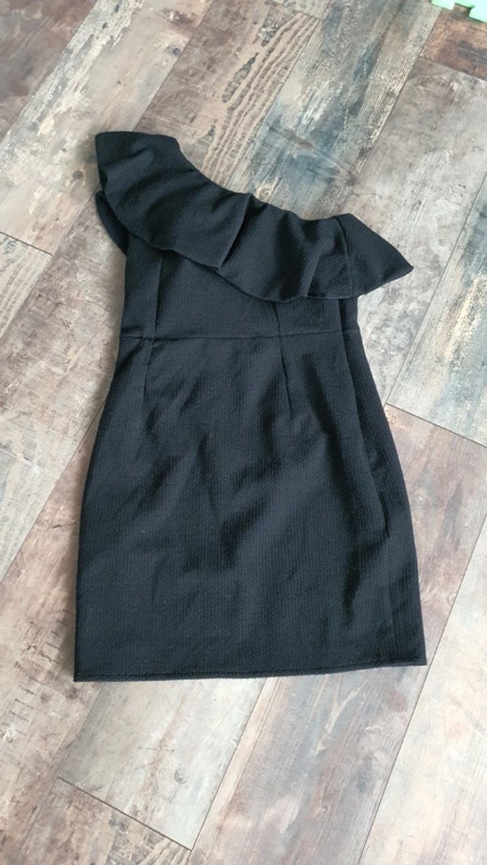 très belle robe etam taille 38 mais convient à un 36 en très bon état - photo numéro 4
