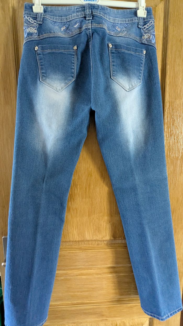 Jean bleu délavé. - photo numéro 3