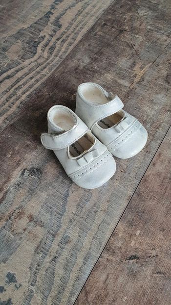 Très belle paire de chaussures Vertbaudet taille 16/17 en excellent état