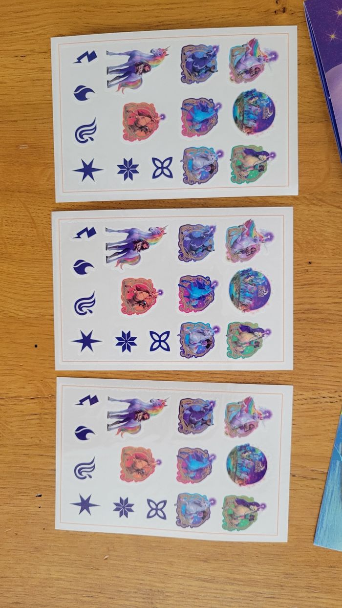 Lot L'école des licornes : 1 album panini , 3 planches de tatouage temporaire, 1 poster - photo numéro 2