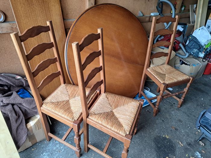 Table avec 3 chaises. - photo numéro 2