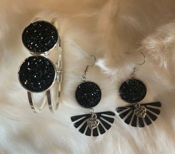 Parure de bijoux boucles d’oreilles et bracelet.