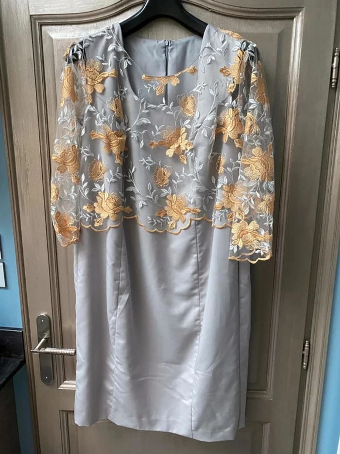 Robe sans manche grise avec boléro en dentelle orange taille 50/52 - photo numéro 4