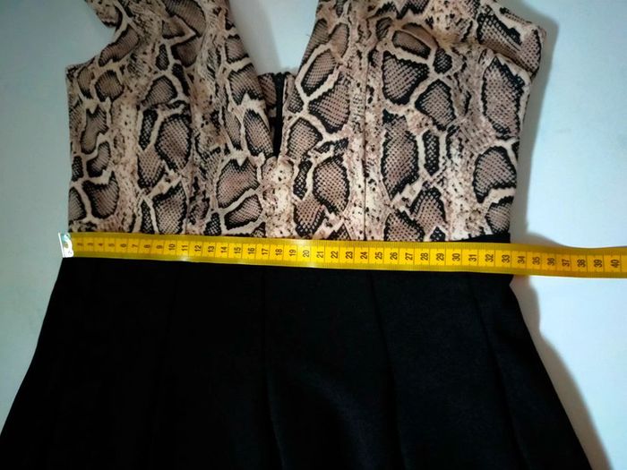 Robe col V sans manches motif python – Made in Italy - photo numéro 12