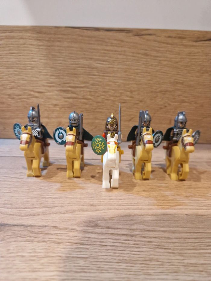 Figurines type lego Roi Théoden + 4 cavaliers du rohan seigneur des anneaux