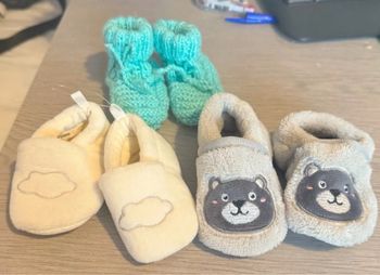 Lot de 3 paires de chaussons bébé + panier à couches