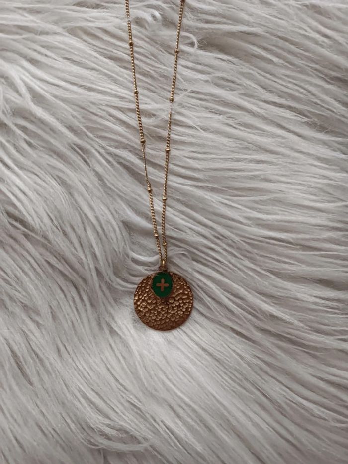 Collier doré en acier inoxydable médaillon Bohm En très bon état