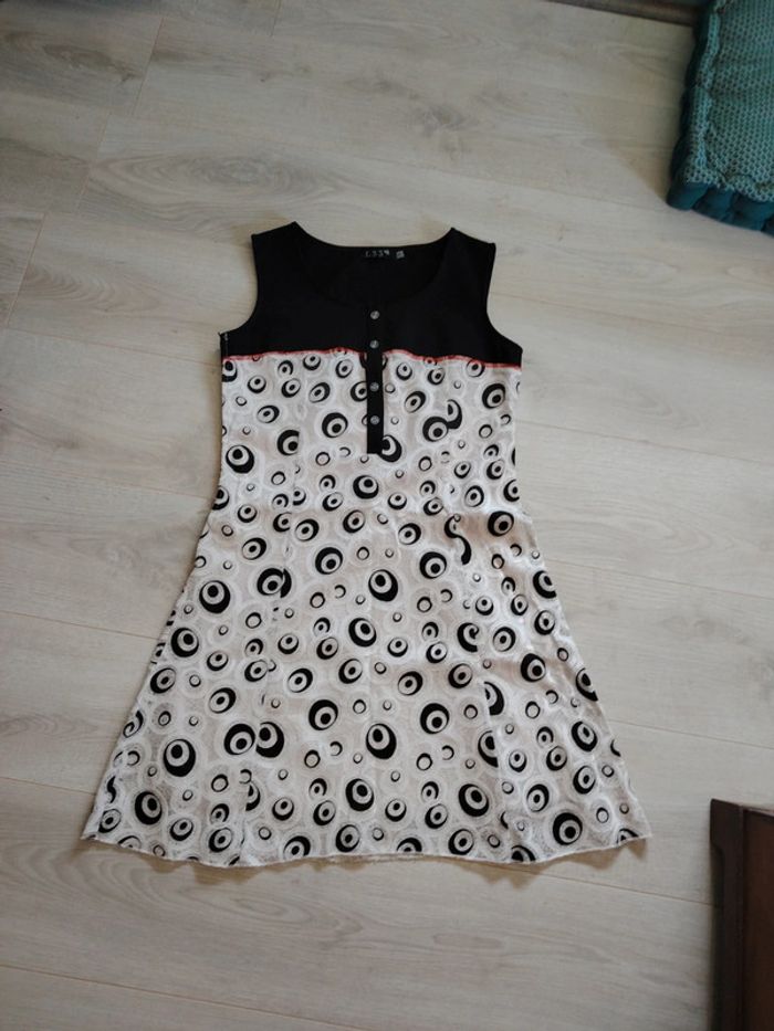 Robe manches courtes. Taille 1